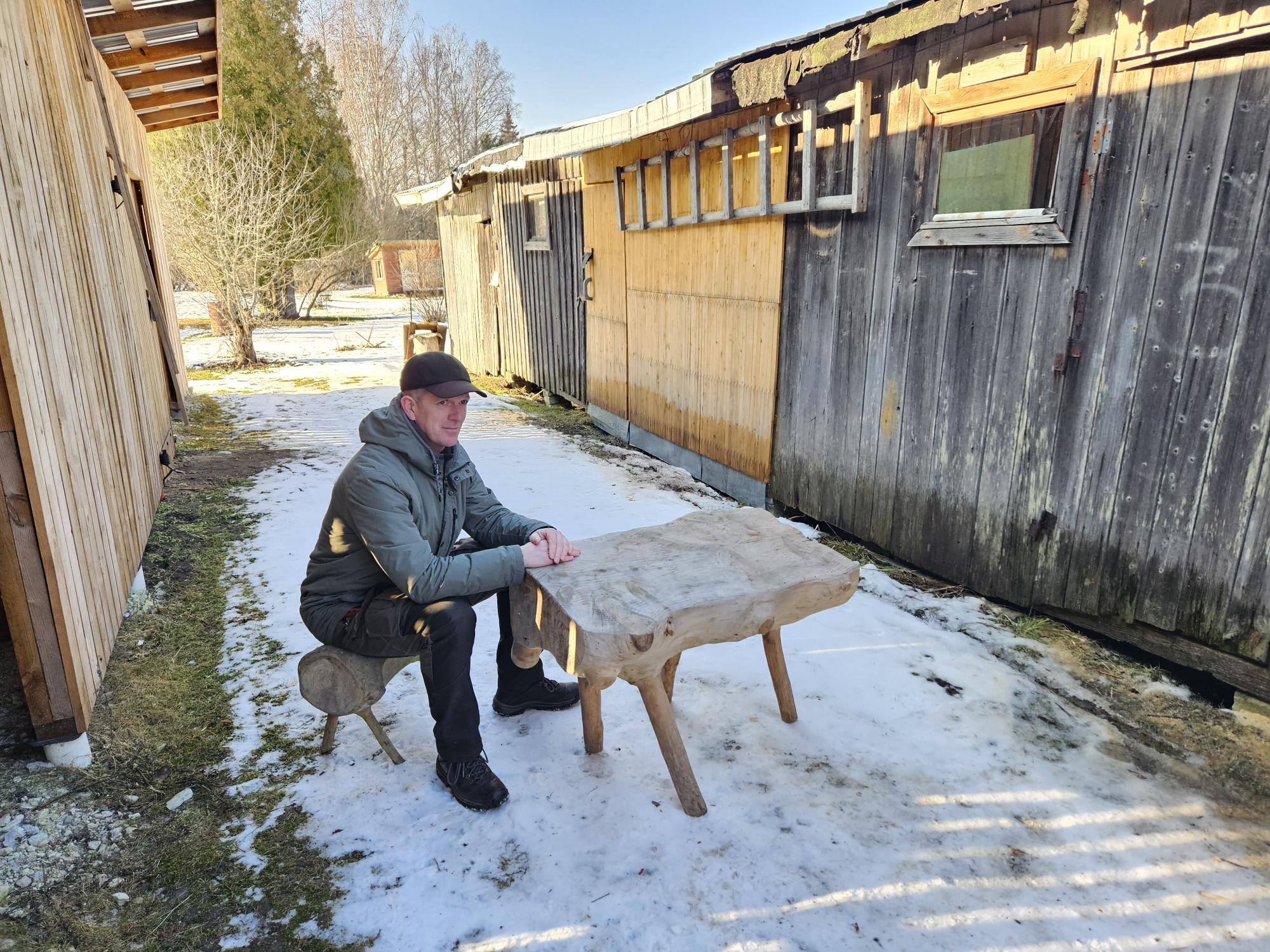 Martin Herem oma tehtud tooliga