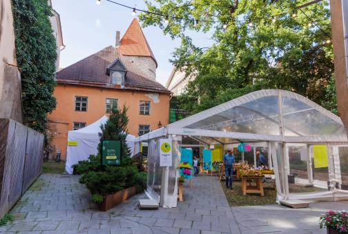 Seenenäituse telk loodusmuuseumi hoovis 