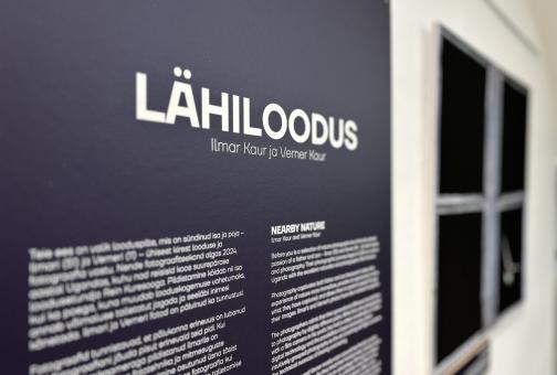Foto tutvustus seinal, tekstiga "Lähiloodus"