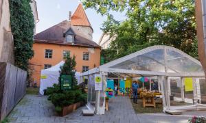 Seenenäituse telk loodusmuuseumi hoovis 