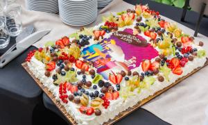 Suur tort, mis on kaunistatud marjade ja seenekujuliste küpsistega.